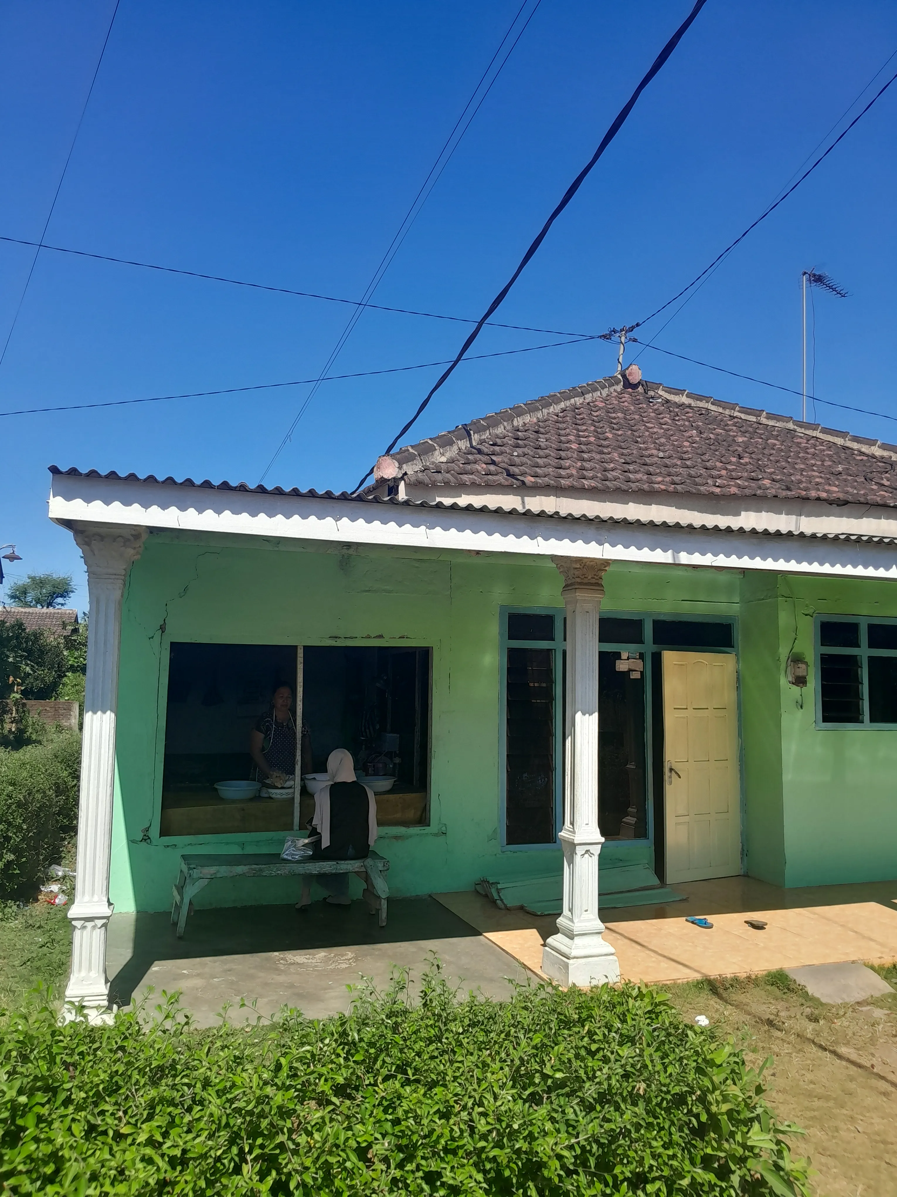 Warung Rujak
dan Gorengan 
Ibu Ngademi
